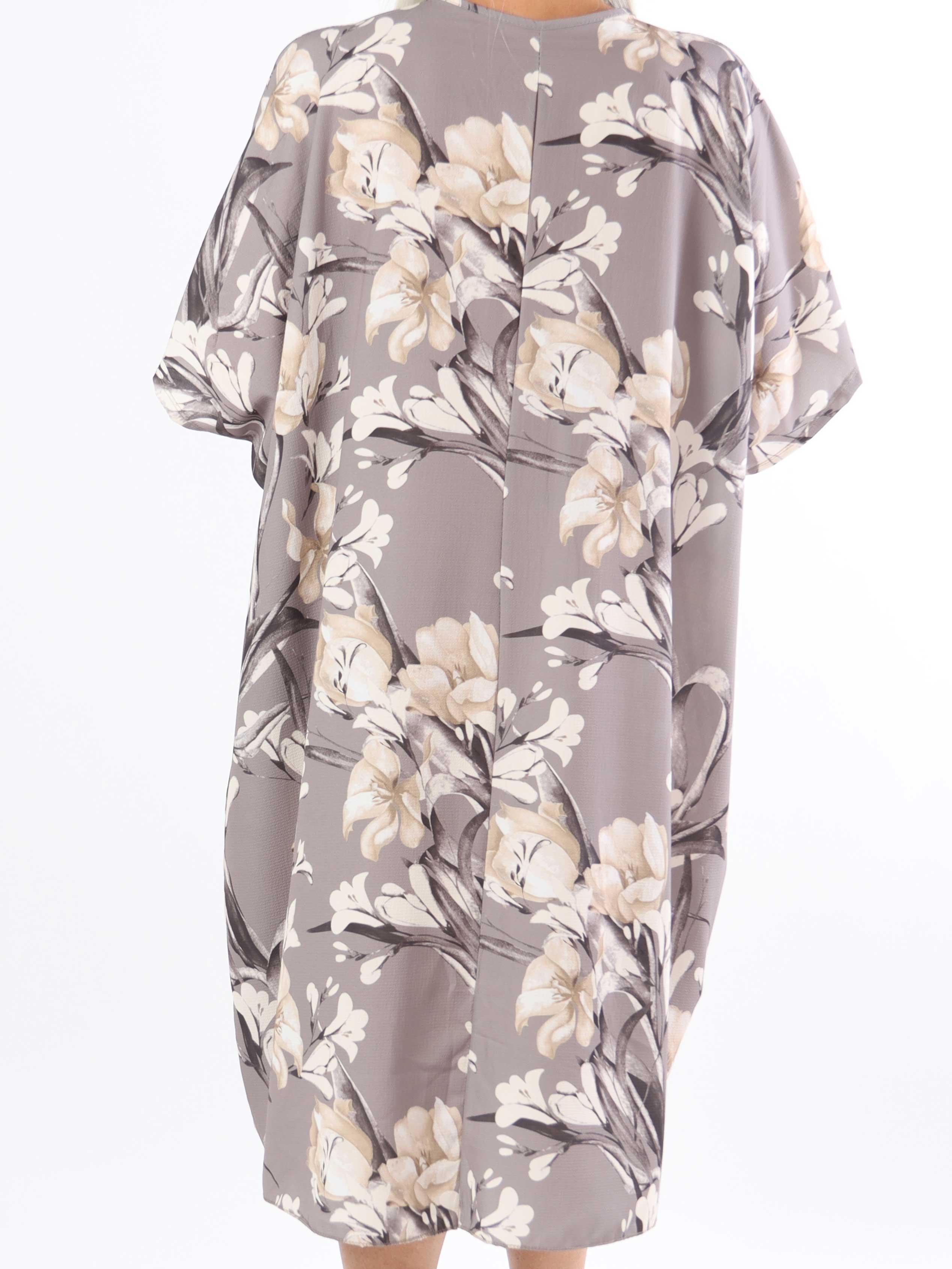 Mallie - Blommönstrad skjortklänning i plus size med v-ringning